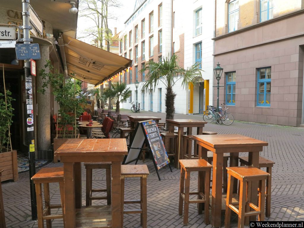 In de Altstadt van Hannover zijn in de Knochenhauerstrasse en de Kramerstrasse veel restaurants met een terras. Tip:   De restaurants in Hannover.